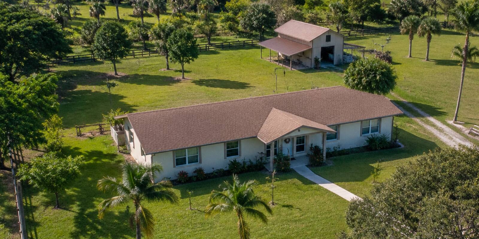 Vista aérea de una finca con acres en Redland Miami